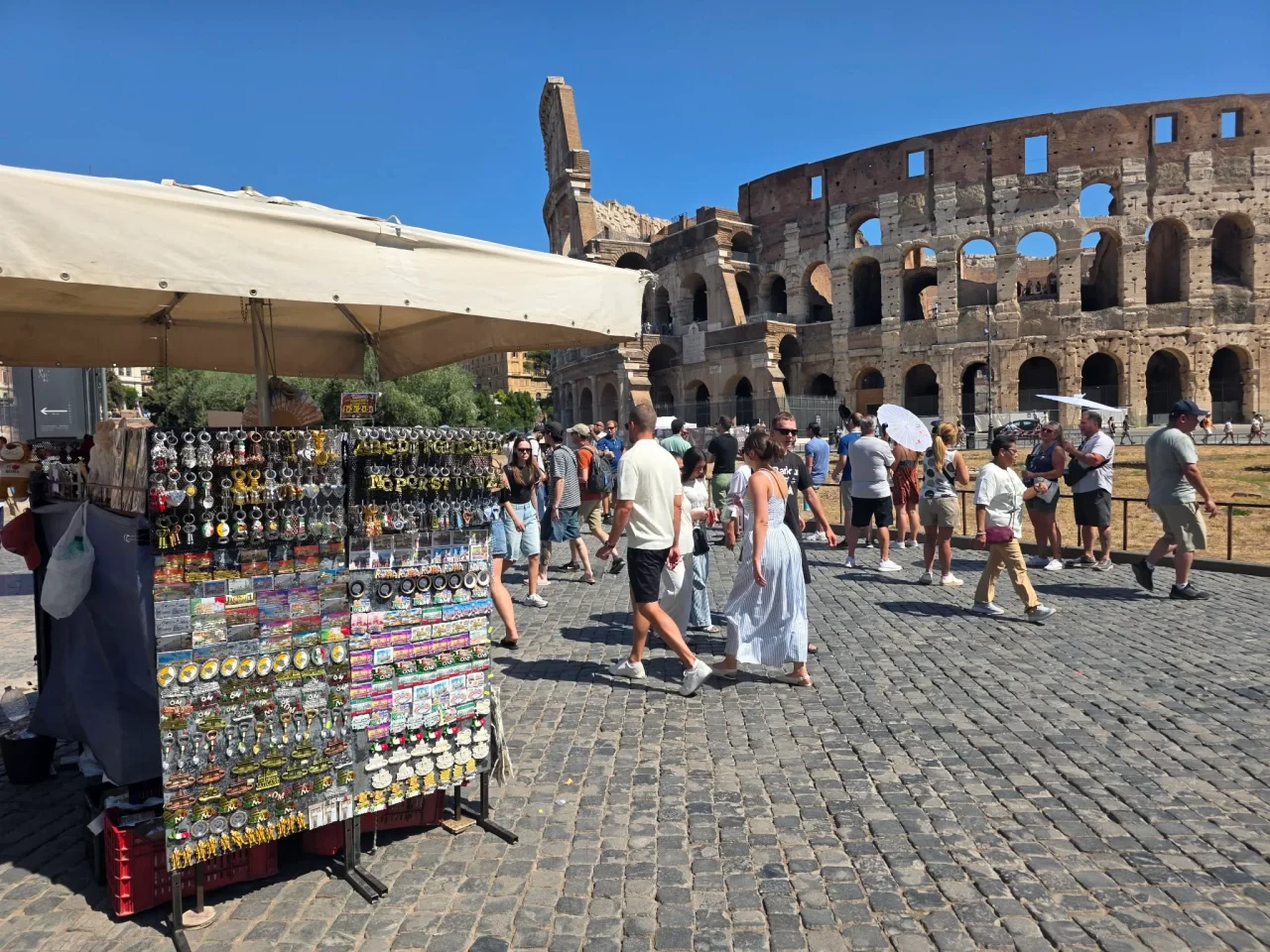 Ritorno degli urtisti al Colosseo: un inaccettabile passo indietro per il decoro, la sicurezza e la dignità del patrimonio culturale di Roma
